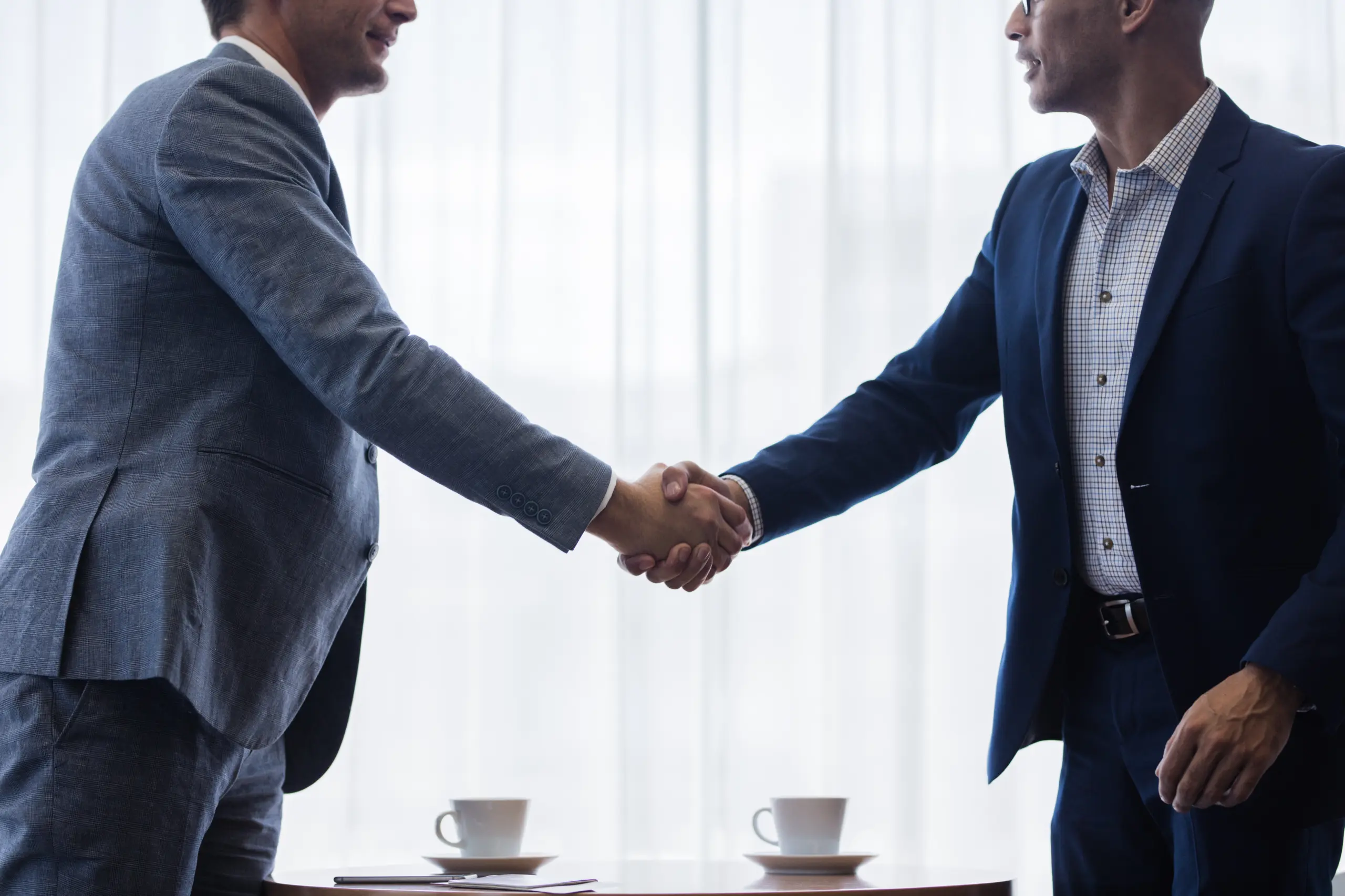 Professionelle Partnerschaft: Unternehmer besiegeln die Zusammenarbeit bei der betrieblichen Altersvorsorge (bAV) mit einem Handschlag.